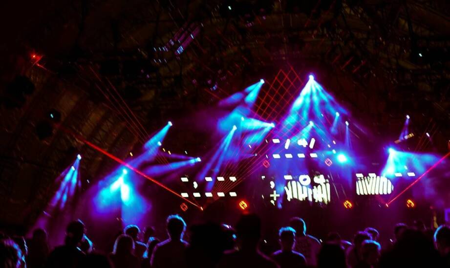 Jak oświetlenie LED wizualnie wzbogaca masowe imprezy?