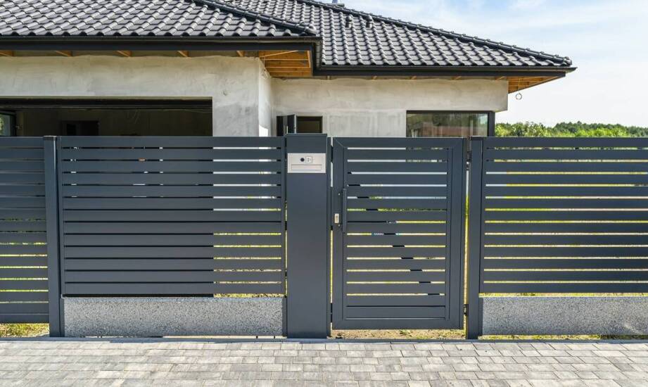 Nowoczesne zastosowania stalowych ogrodzeń w prywatnych przestrzeniach