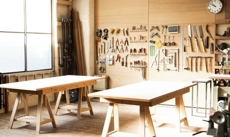 Porównanie różnych modeli francuskich stołów handlowych – co wybrać?