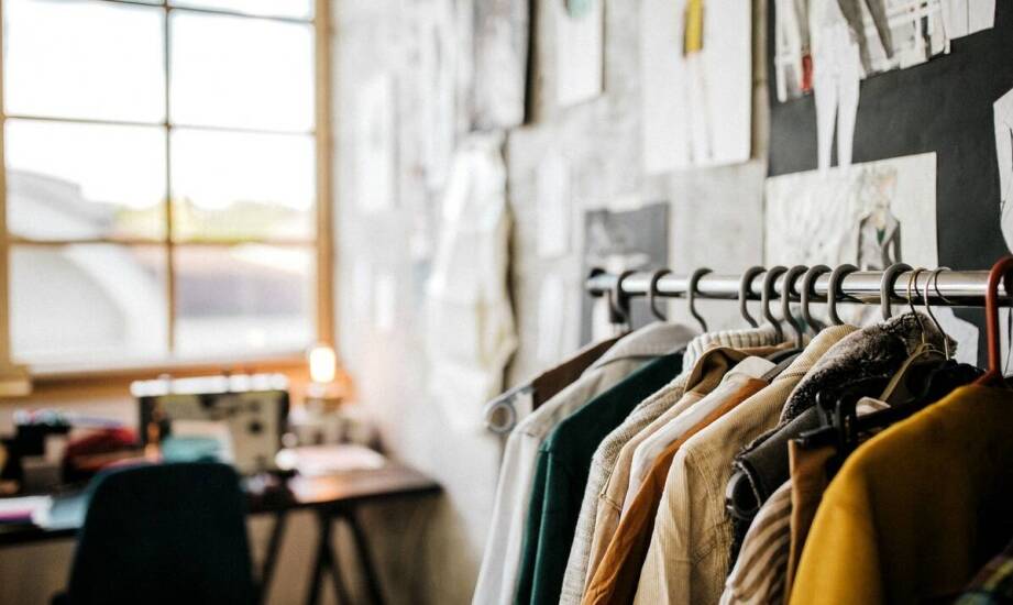 Jakie materiały dominują w produkcji stojących wieszaków?