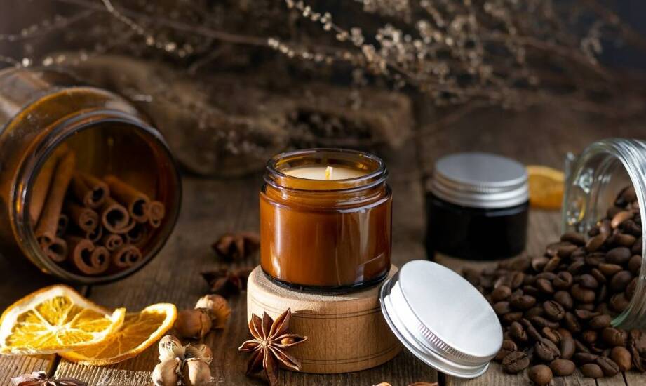 Świeczki sojowe z drewnianymi knotami – dlaczego warto je wybrać jako prezent?