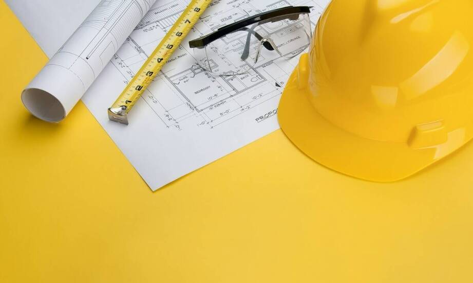 Jakie są najważniejsze aspekty bezpieczeństwa przy wynajmie ciężkiego budowlanego sprzętu?