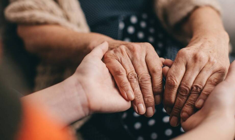 W jaki sposób emocjonalne wsparcie wpływa na jakość życia seniorów?