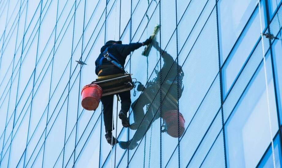 Mycie okien w wielopiętrowych budynkach – jak zapewnić bezpieczeństwo i jakość?