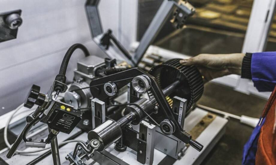 Innowacyjne metody okrawania na prasie w odlewnictwie