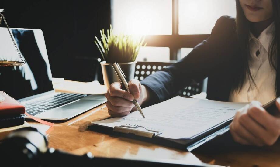 Obsługa prawna firm: kluczowe aspekty zarządzania biznesowymi umowami