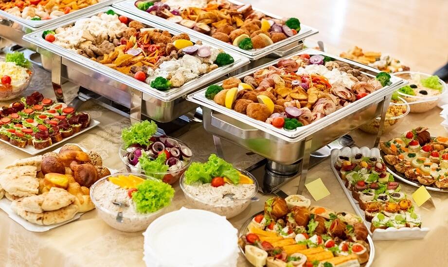 Obiady na dowóz dla firm: korzyści z regularnej współpracy z cateringiem