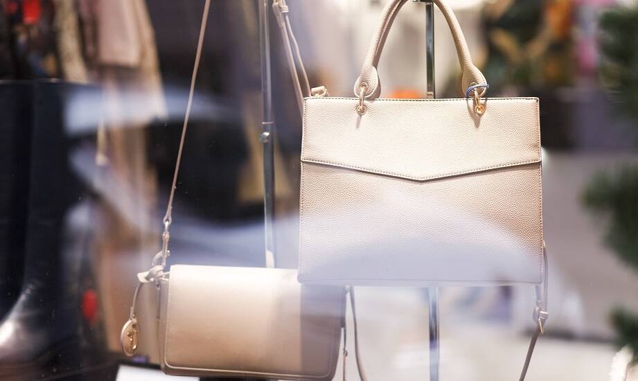 Markowe torebki z outletu: przystępny luksus dla każdego