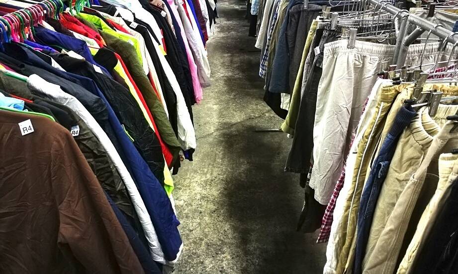 Dlaczego hurtownie odzieżowe stają się kluczowym partnerem dla sklepów?