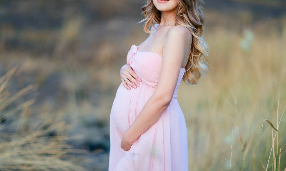Jak przebiega ciążowa sesja w profesjonalnym studiu fotograficznym?
