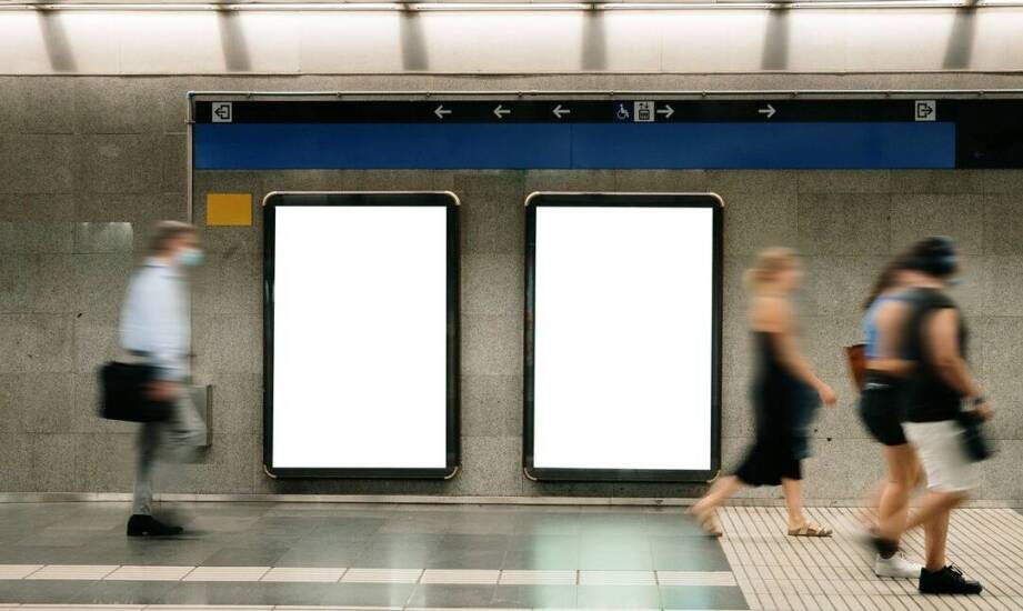 Jak skutecznie prezentować informacje i plakaty w przestrzeni publicznej?