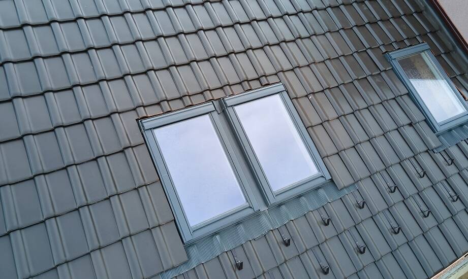Porównanie cen obróbki dachowych okien – co oferuje rynek?