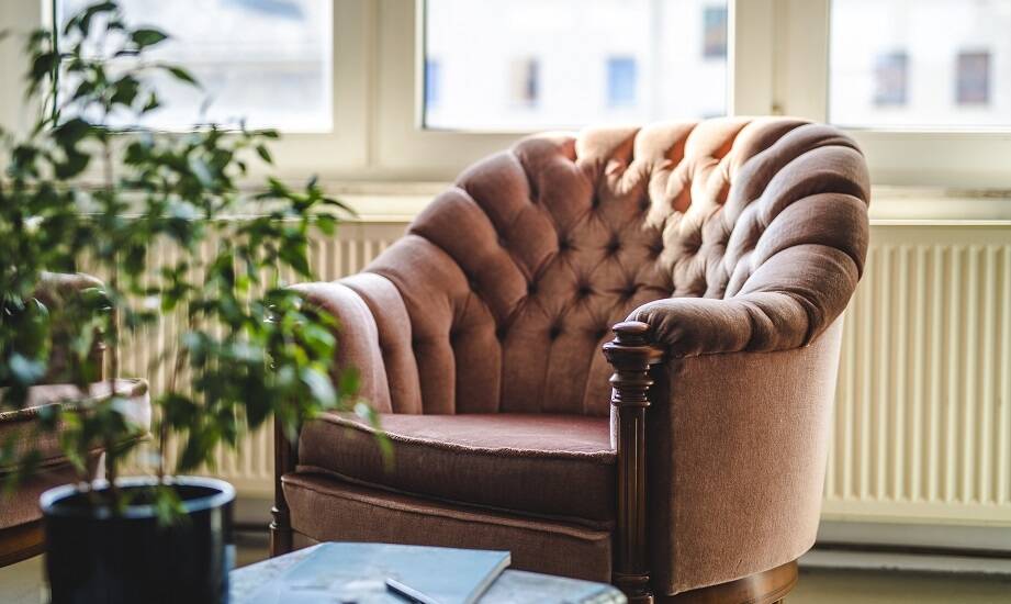 Wybór tapicerowanych mebli do dużych wnętrz: na co zwrócić uwagę?