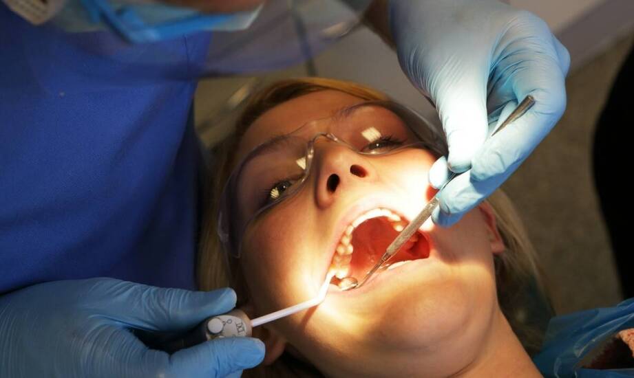 Jakie zabiegi obejmuje stomatologiczna chirurgia?