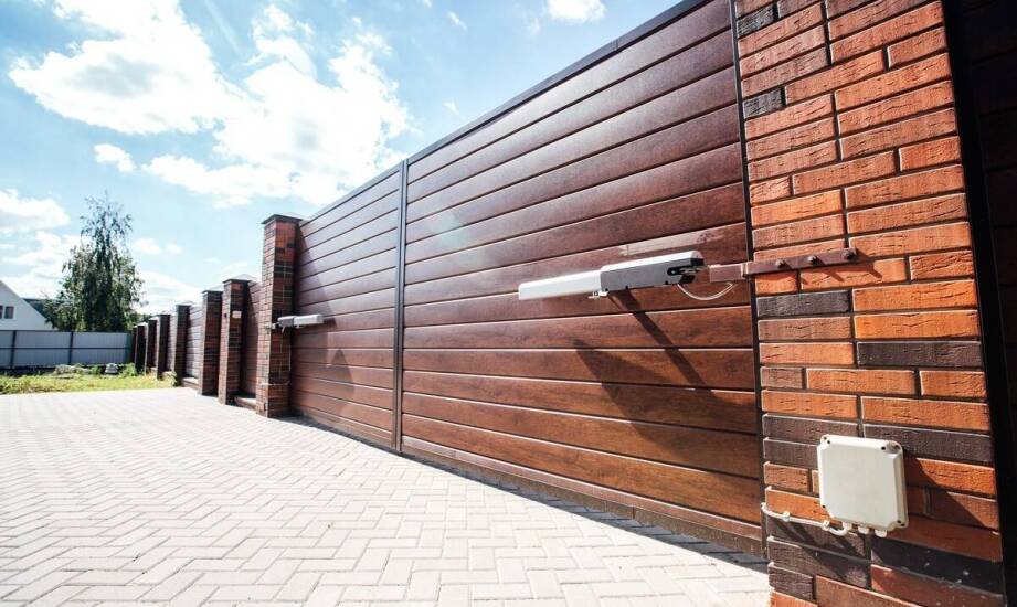 Moderne polnische Tore als Element zur Betonung des Stils einer Immobilie