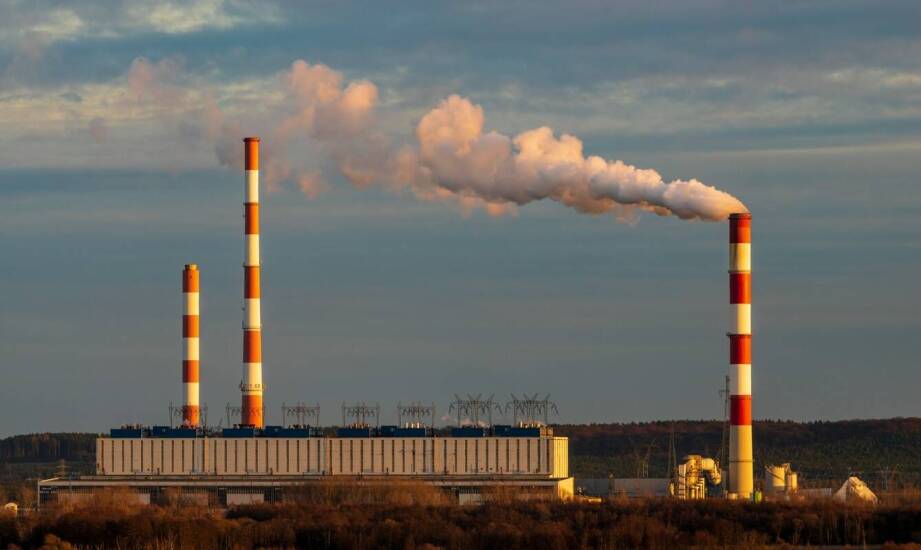 Jakie normy regulują pomiary emisji zanieczyszczeń w przemyśle?