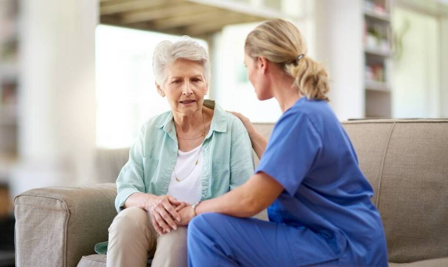 Opieka pogodzinowa dla seniora jako sposób na wsparcie emocjonalne i towarzyskie