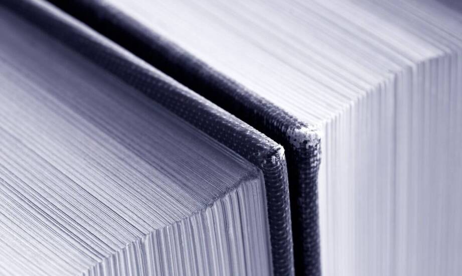 Oprawa prac dyplomowych – różnice między miękką a twardą oprawą