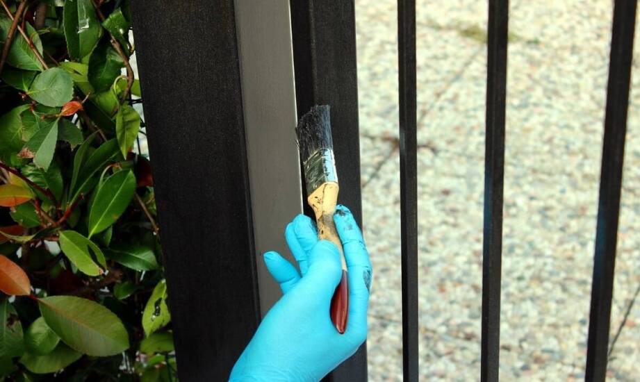 Zastosowanie bezbarwnego silikonu w montażu furtek i bram