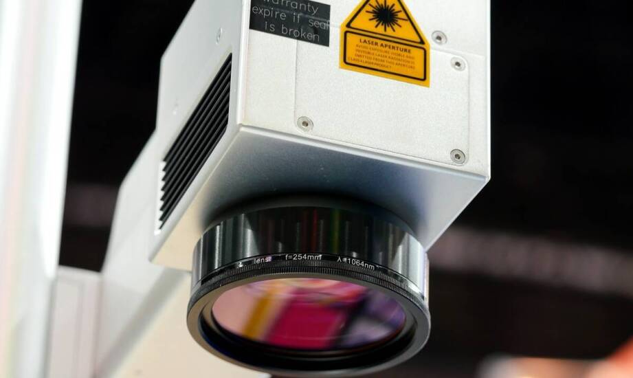 Jakie korzyści oferuje laserowe grawerowanie w produkcji materiałów promocyjnych?