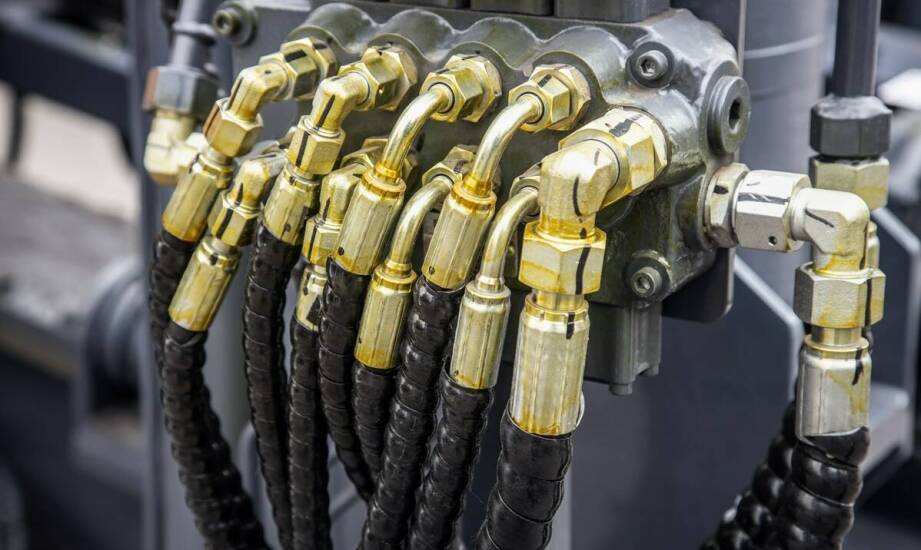 W jaki sposób zakuwanie hydraulicznych przewodów wpływa na ich trwałość?