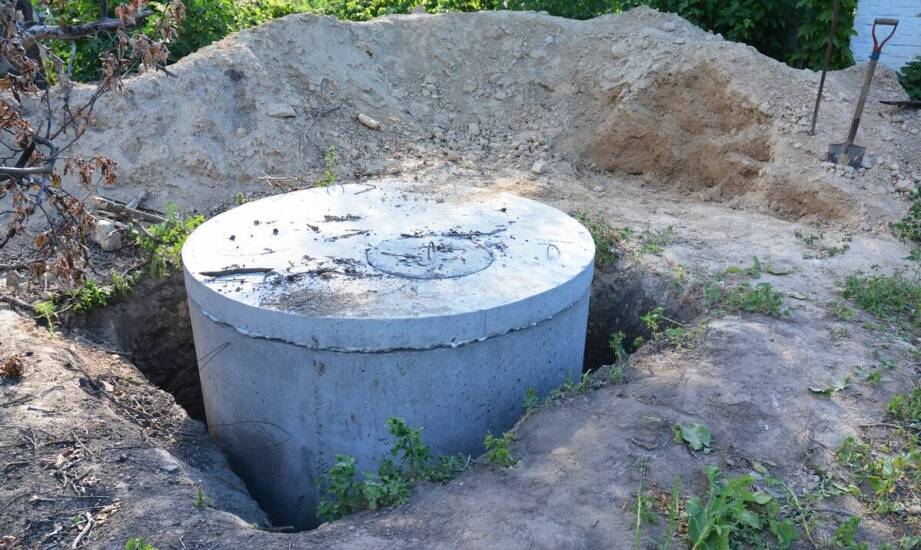 Jakie korzyści daje wybór betonowego szamba o większej pojemności?