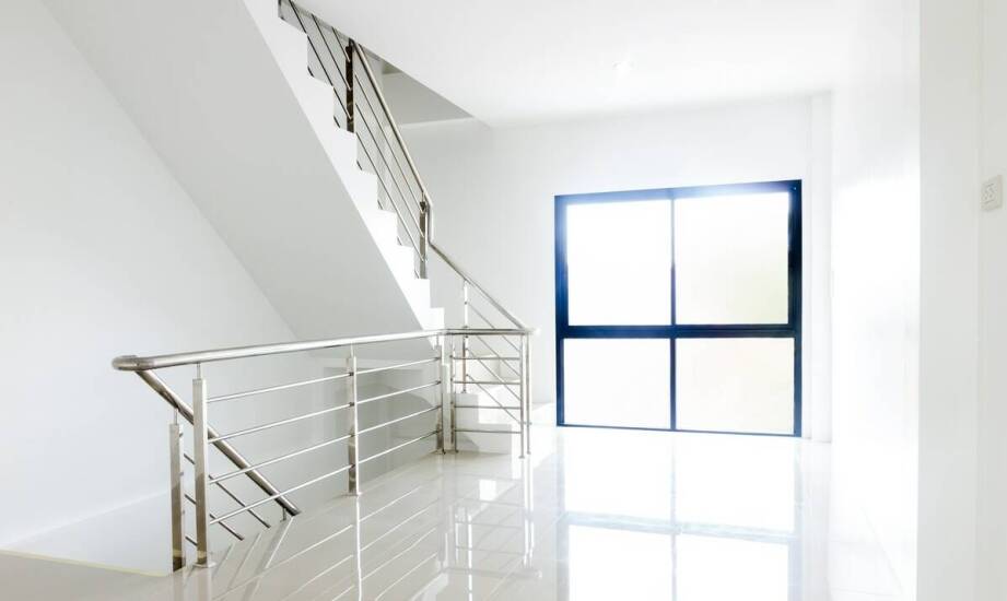 Jakie są etapy sprzątania po budowie w kontekście przywracania estetyki we wnętrzach?