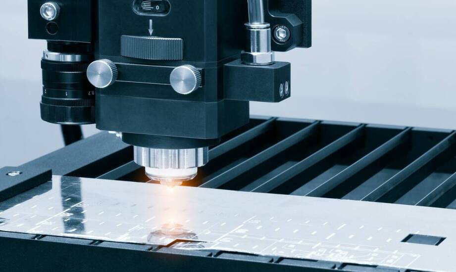 Jak cięcie plexi na wymiar optymalizuje procesy produkcyjne w branży POS?