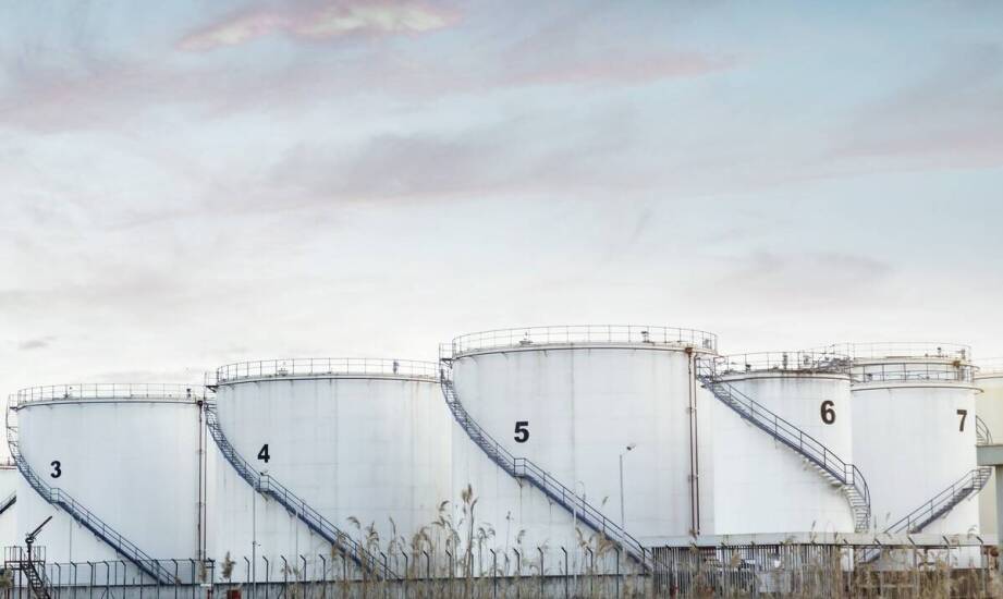 Jakie są główne etapy projektowania magazynowych zbiorników dla żrących materiałów?