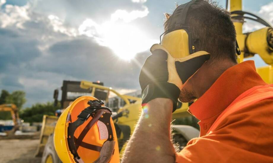 Jak ochronniki do słuchu zwiększają komfort pracy w hałaśliwych warunkach?