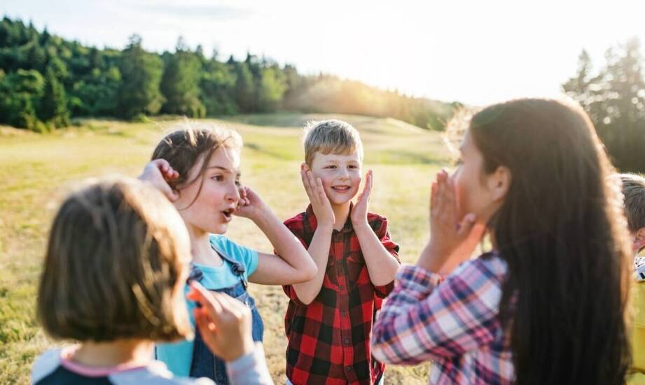 Jak językowe obozy w USA wspierają rozwój umiejętności komunikacyjnych?