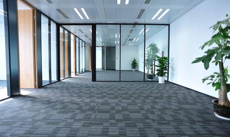 Zastosowanie szklanych działowych ścianek w biurowych przestrzeniach