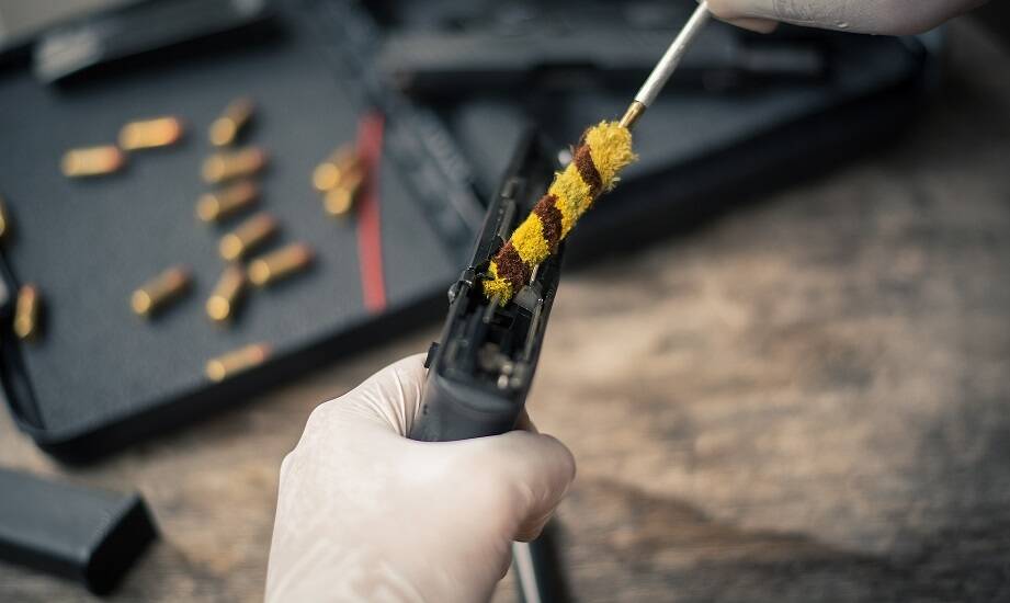 Jakie szczotki i przecieraki najlepiej sprawdzają się przy czyszczeniu palnej broni?