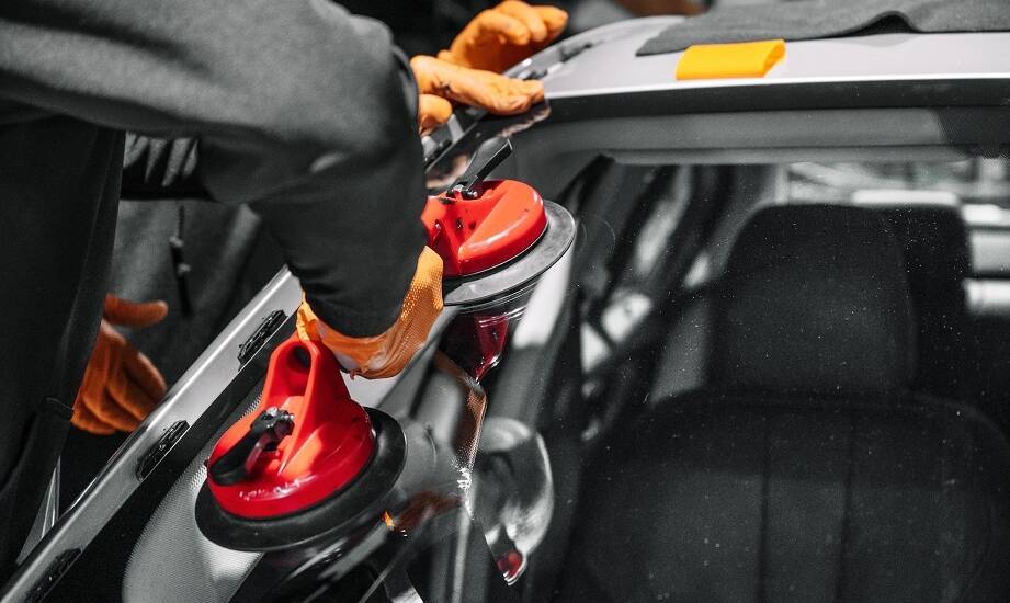 Zalety korzystania z usług profesjonalnego serwisu samochodowych szyb