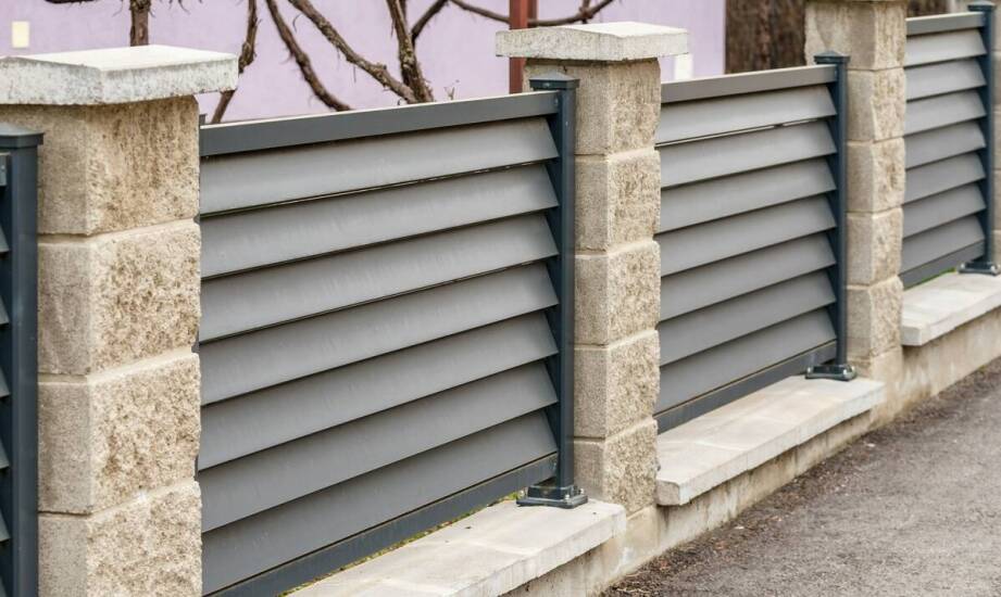 Jakie są możliwości personalizacji betonowych płyt w ogrodzeniach?