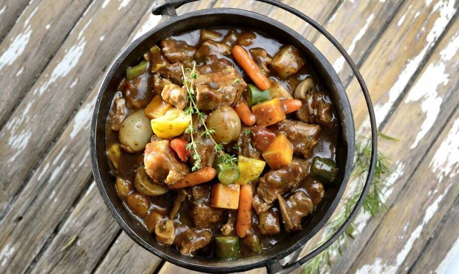 Porady dla początkujących: jak zacząć gotować w żeliwnej brytfannie?