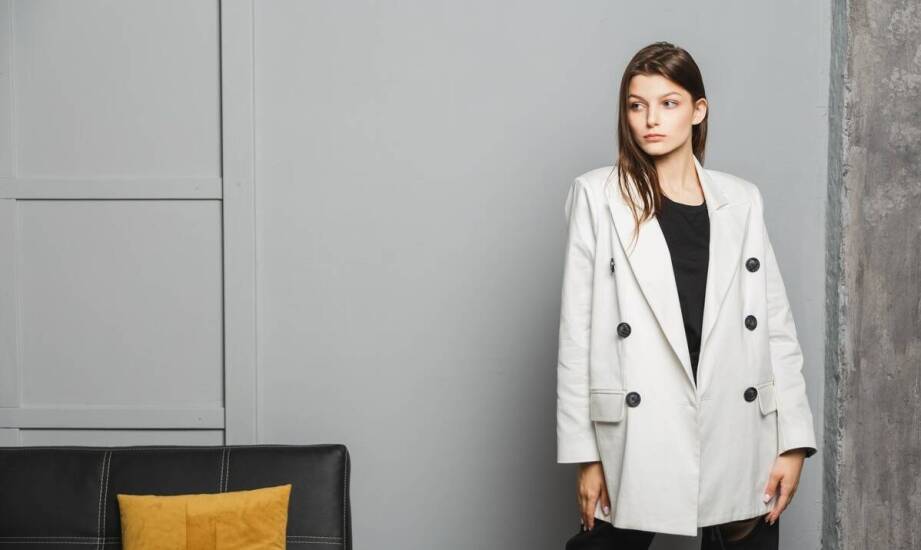 Różnorodność stylizacji z wełnianym szarym płaszczem – inspiracje modowe