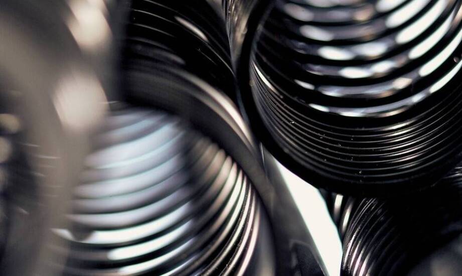 Jakie są kluczowe zalety stosowania osłonowych sprężyn w przemyśle chemicznym?