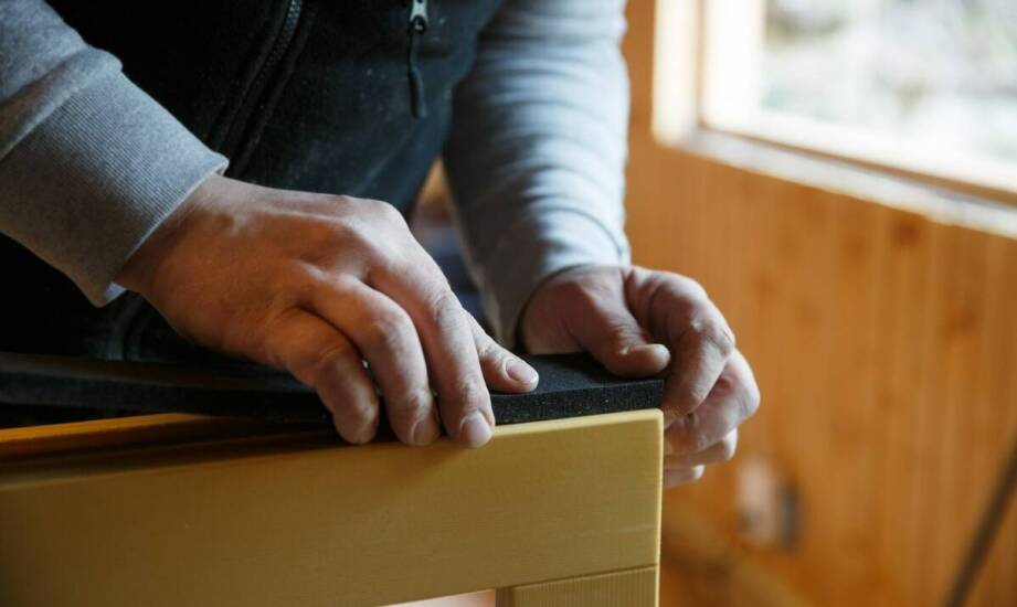 Jakie są najważniejsze kryteria wyboru samoprzylepnego papieru ściernego dla przemysłu?