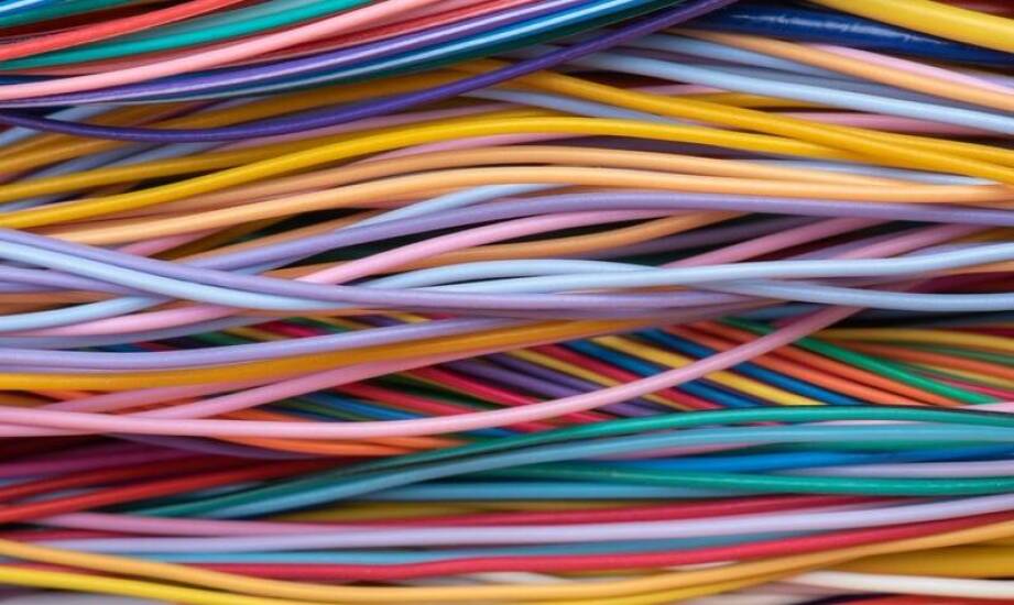 Wpływ rzepowych opasek z logo na efektywność zarządzania kablami