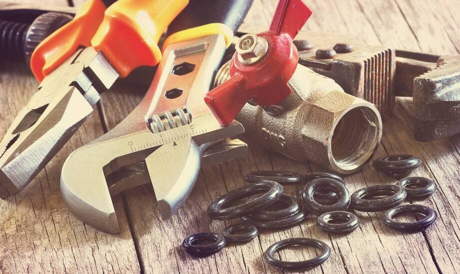 Jakie korzyści przynoszą przepływowe korki przy naprawach kanalizacyjnych?