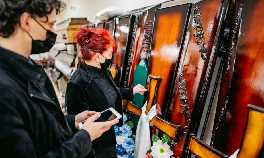 Różnorodność trumien i urn – co proponuje Dom Pogrzebowy Sokół?