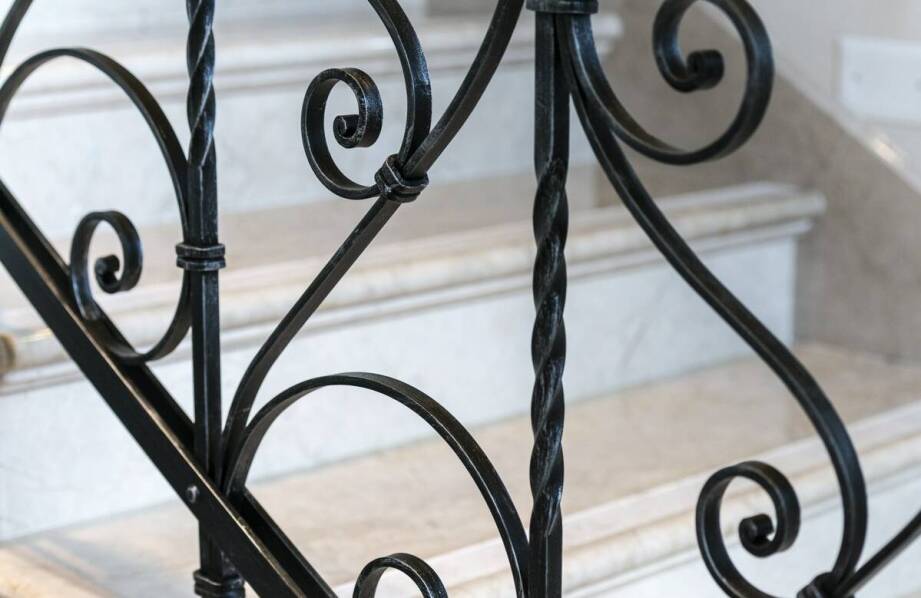 Jak drewniana balustrada na schody może stać się centralnym punktem wnętrza?