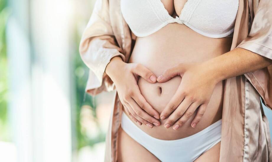 Jak uchwycić naturalność i emocje podczas ciążowej sesji?