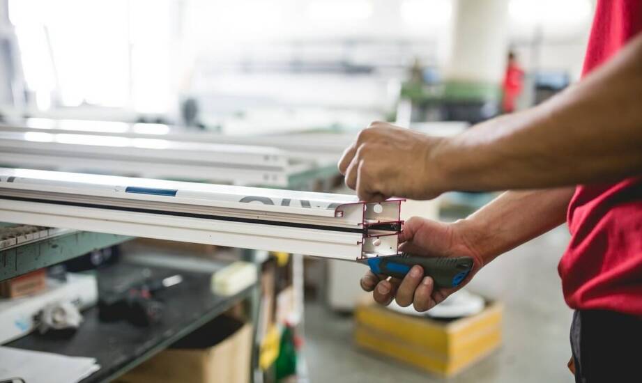 Jakie są metody nowoczesnego montażu szyldów reklamowych?