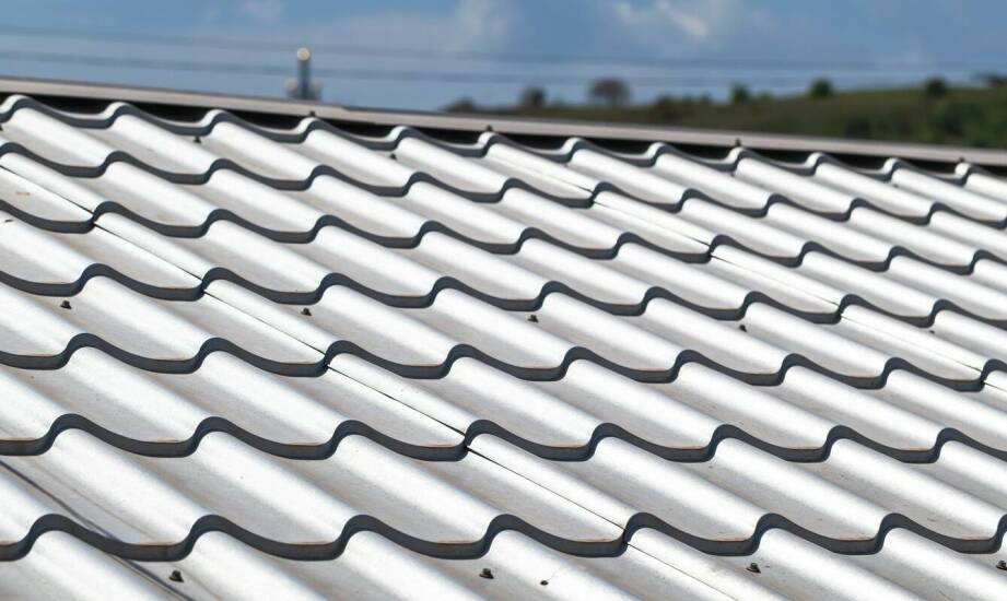 Porównanie materiałów stosowanych w konstrukcjach ochronnych zadaszeń