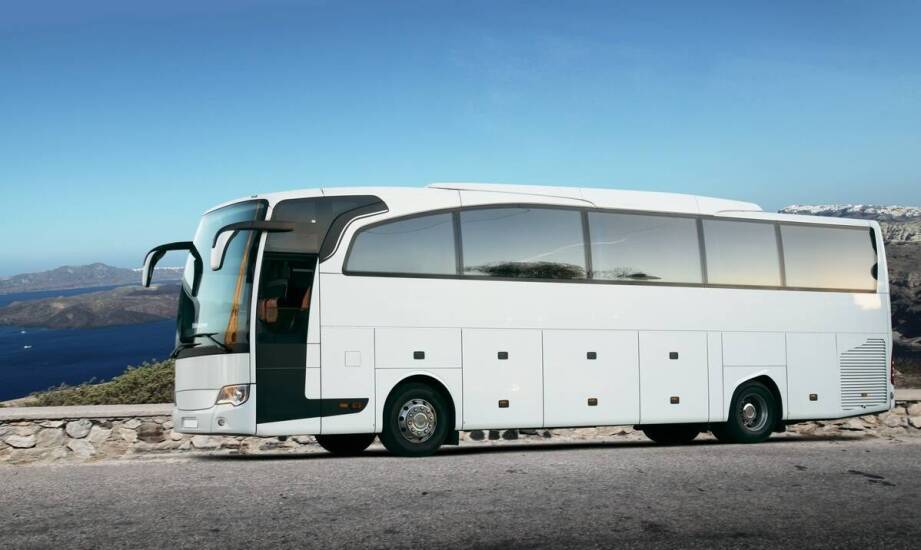 Jakie są opcje oszczędności przy wynajmie busa dla grupy 30-osobowej?