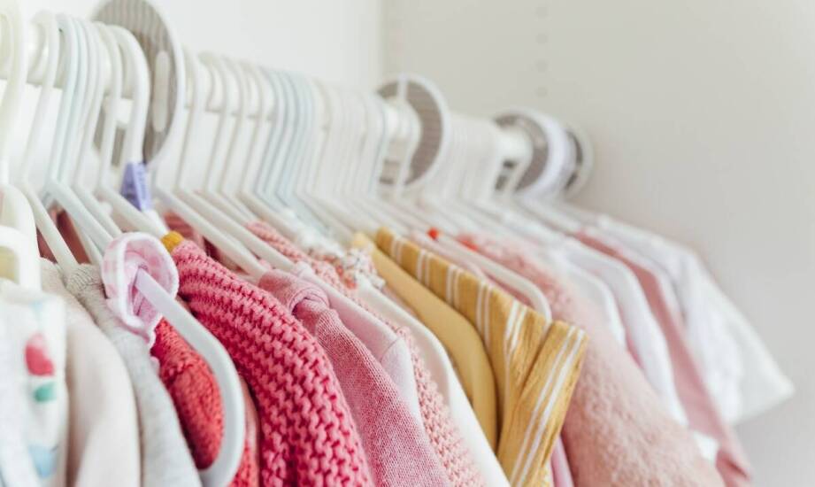 Jakie kolory podkoszulków na szerokich ramiączkach są teraz modne?