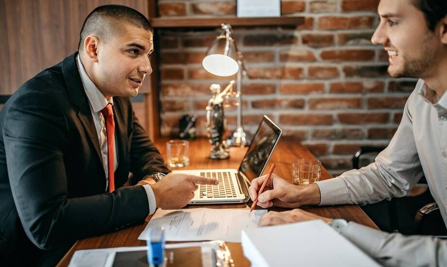Jak prawnicy wspierają klientów w egzekwowaniu majątkowych odszkodowań?