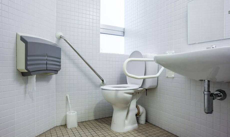 Jakie są zalety montażu antypoślizgowych ławeczek w łazienkach dla seniorów?